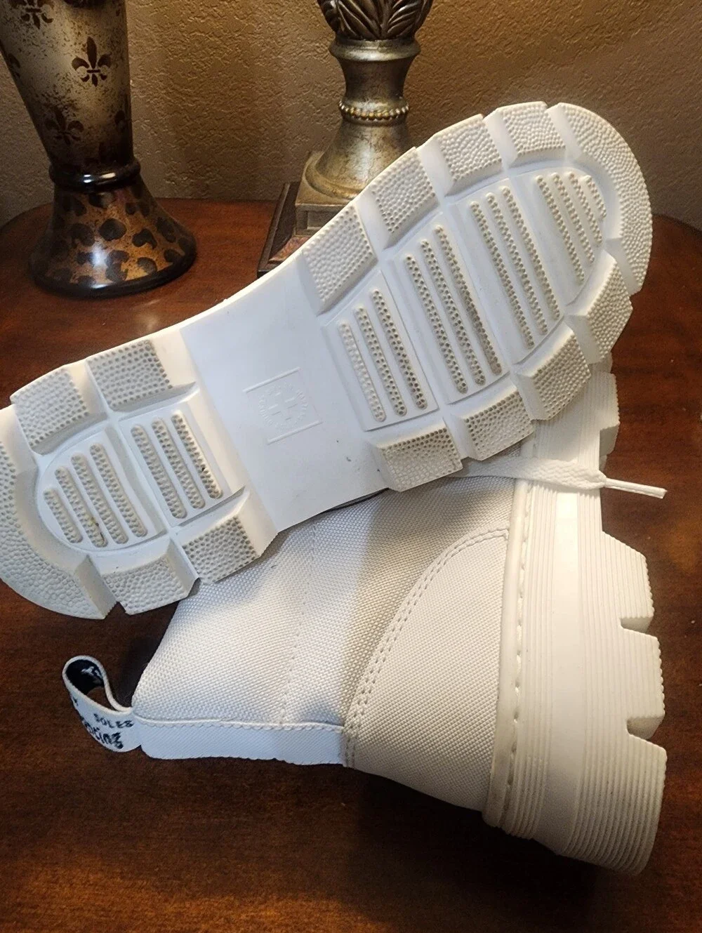 Unisex Doc Martens All-White High Top Boots Sz.8